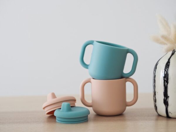 KIOKIDS TASSE EN SILICONE BLEU AVEC POIGNÉES 120 ML 4M+